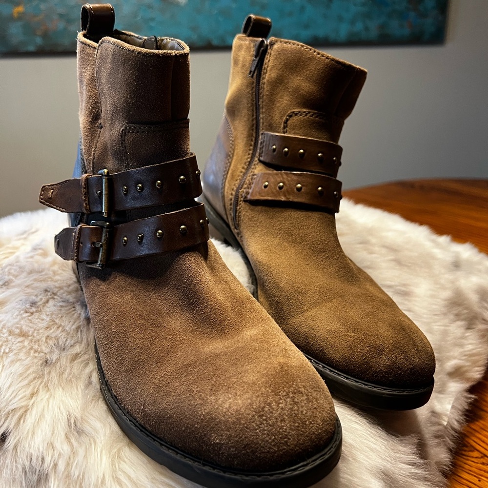 Clark’s womens leather and suede boots Sz- 9